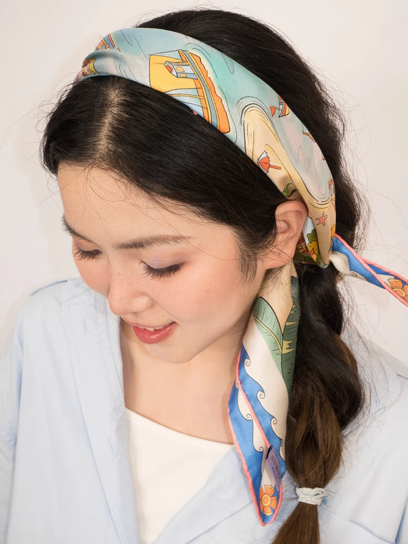 LAVISPER — Scarf & Illustration Collection（插画与丝巾系列） — Real Product · Scarf worn as a headband. Published image 26 of 27.