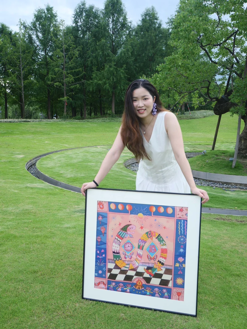 LiYuan栗原 holding an original artwork outdoors